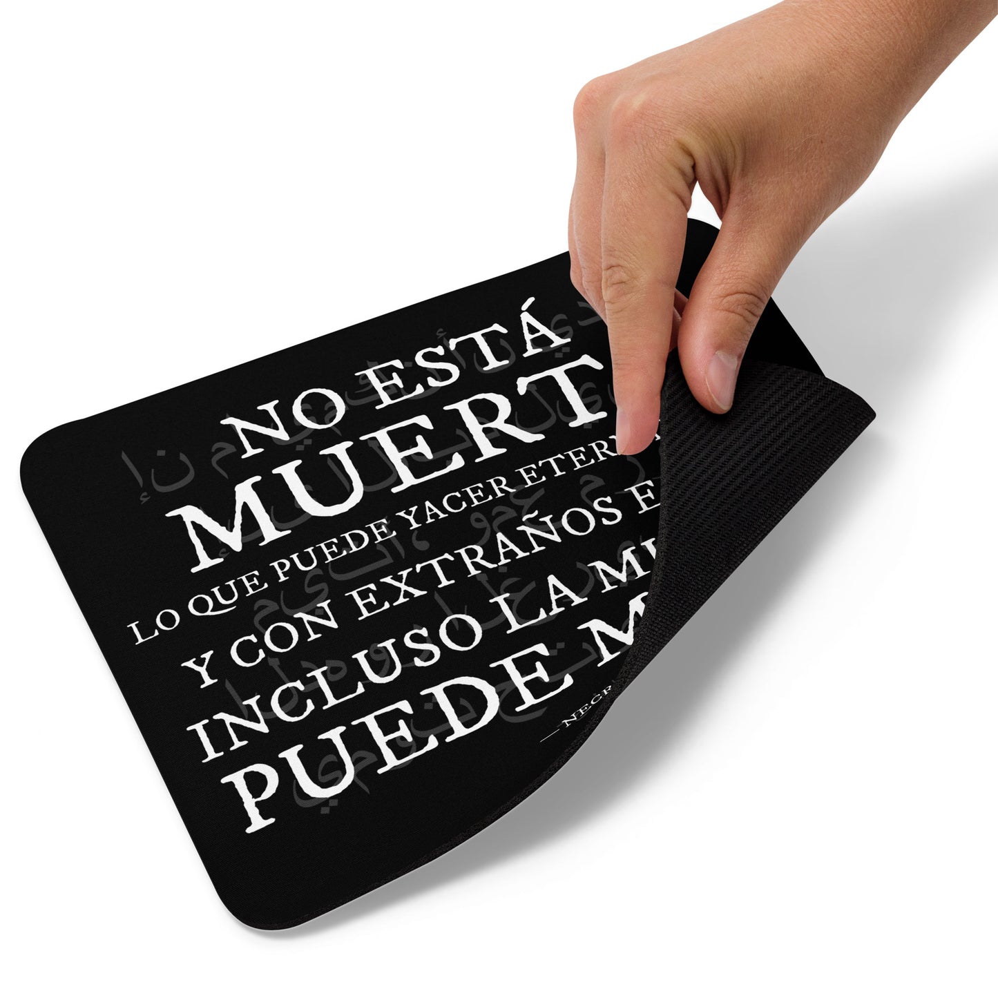 „No está muerto…“ – Die Rückseite von Necronomicón auf Arabisch und Spanisch, Alfombrilla de Ratón