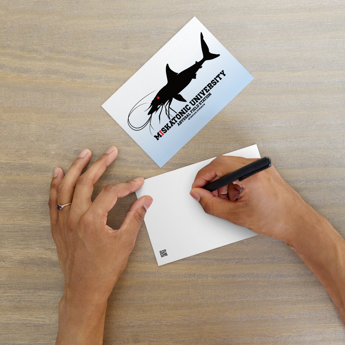 Miskatonic University – Emblem der Abyssal Field Station Standardpostkarte