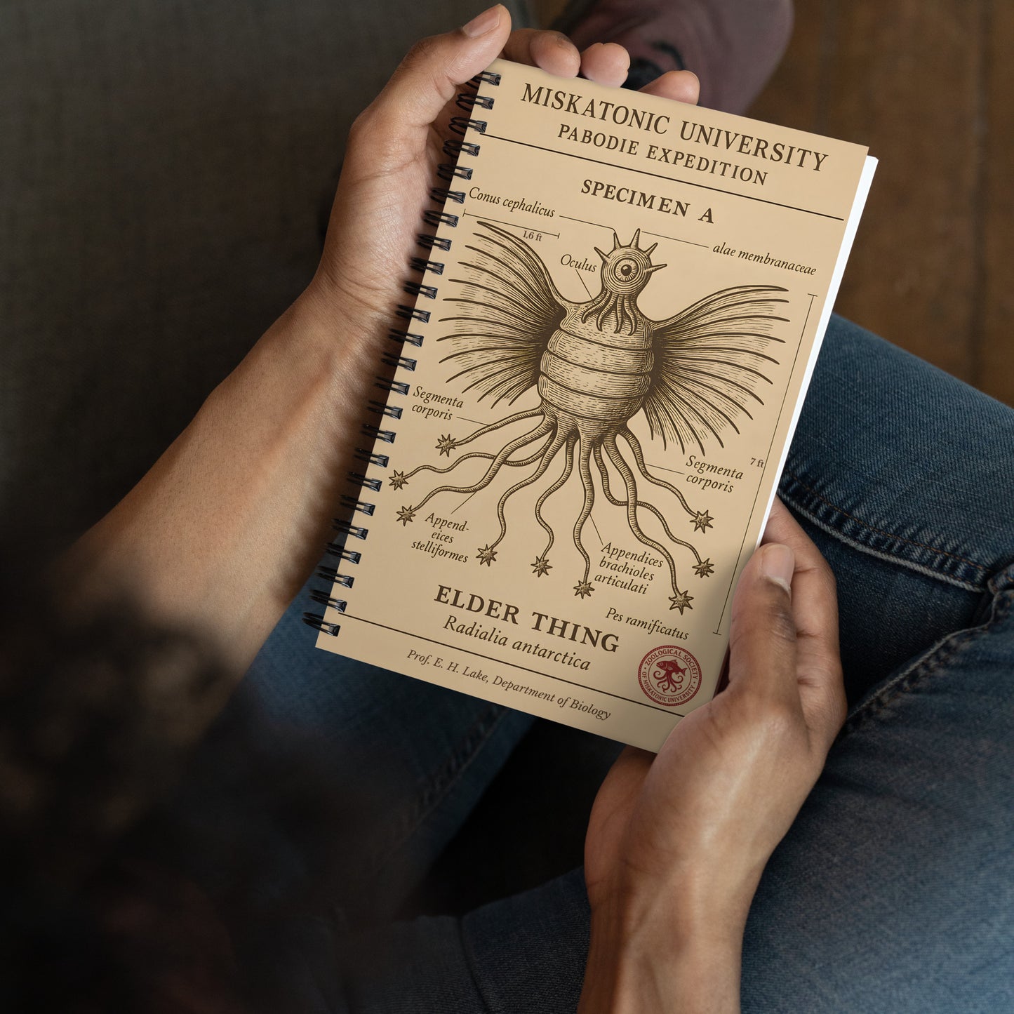Elder Thing Specimen – Pabodie Expedition, Miskatonic University (1931) Spiralnotizbuch